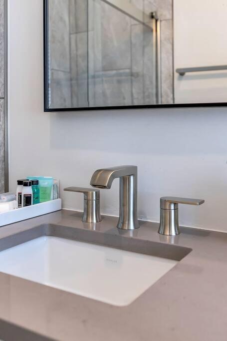 3 Bdrm 3 Full Bath Tower View Walk Up Apartment *