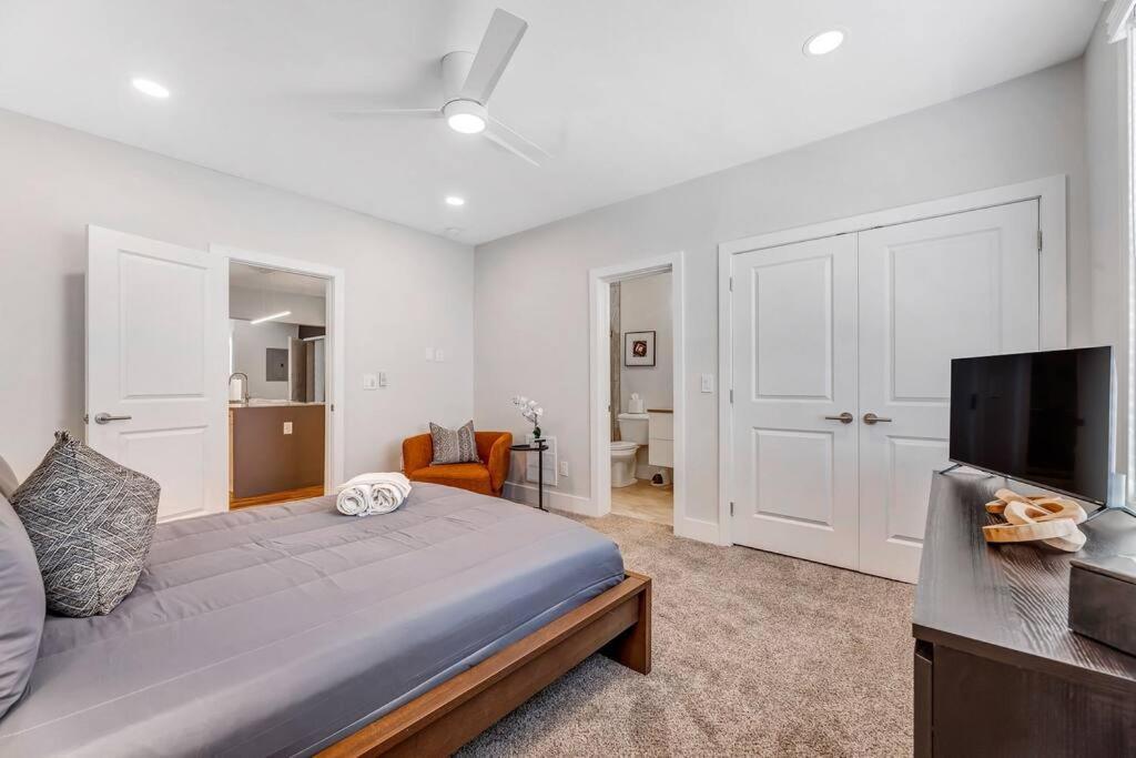 3 Bdrm 3 Full Bath Tower View Walk Up *